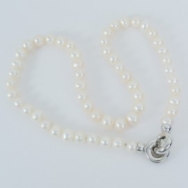 Perlový náhrdelník se stříbrným uzávěrem