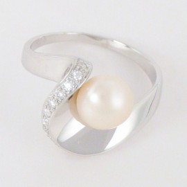 Stříbrný prsten s perlou a zirkony
